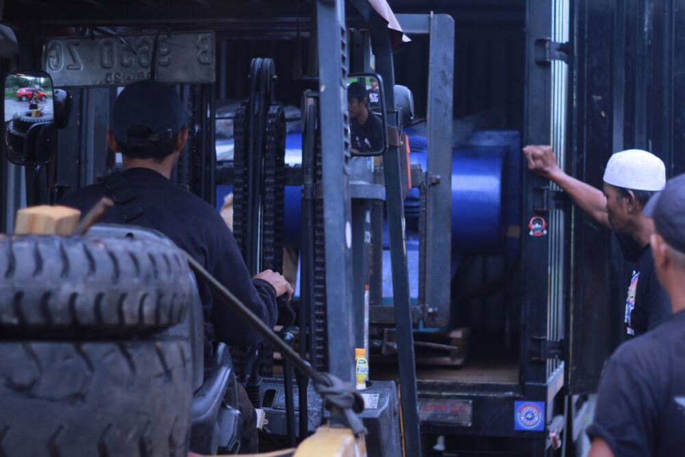 Gambar Pengangkatan Paket